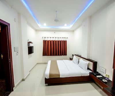 https://imgcld.yatra.com/ytimages/image/upload/t_hotel_yatra_city_desktop/v1440455395/Domestic Hotels/Hotels_Jodhpur/Hotel Durga Silver Line/Room_2.jpg